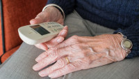 senior a telefon people-3188291 960 720